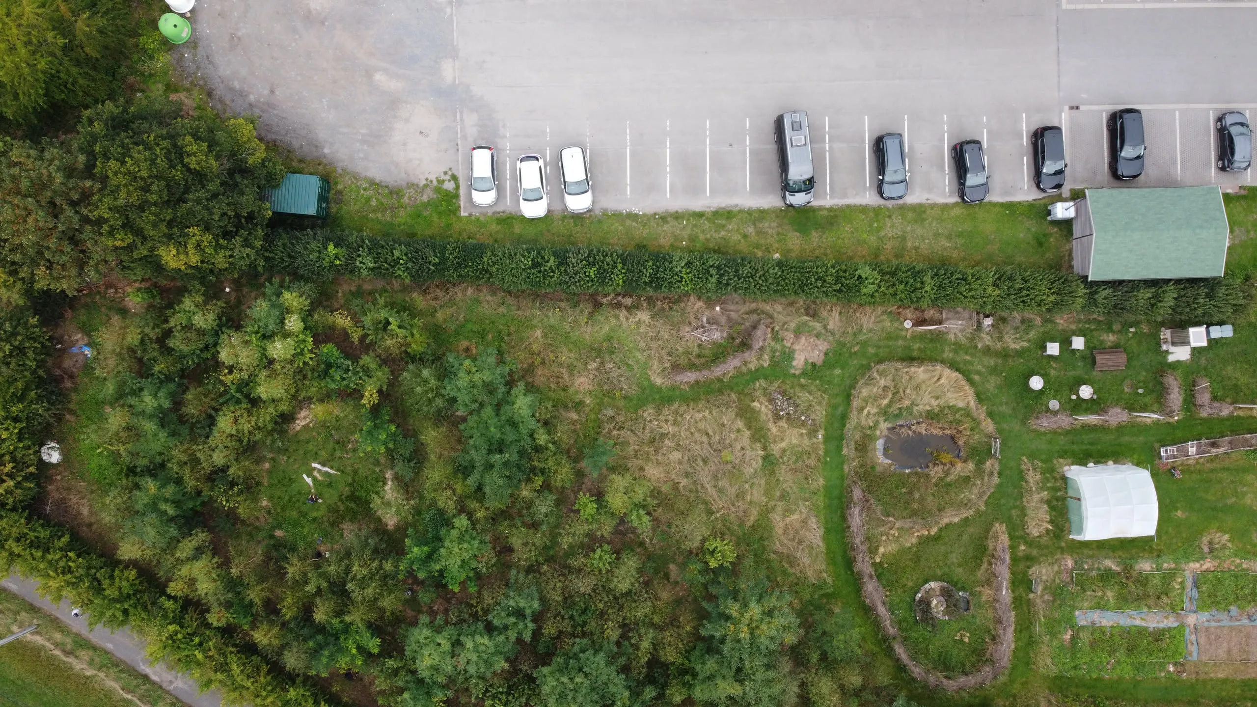 Vue aérienne des Jardins d’ici : la forêt nourricière, les massifs et le parking du magasin d’ici